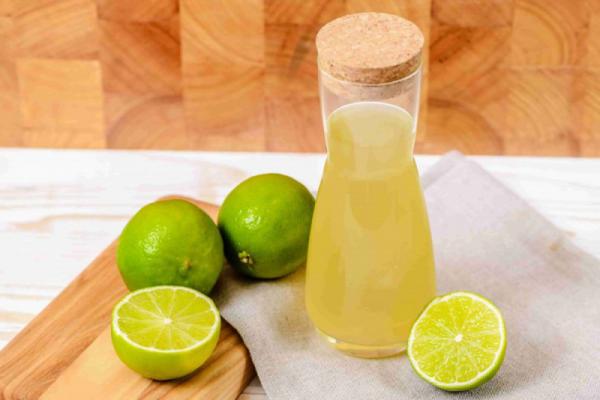 الطرق المناسبة لتجميع عصير الليمون المركز وشحنه إلى المستودع